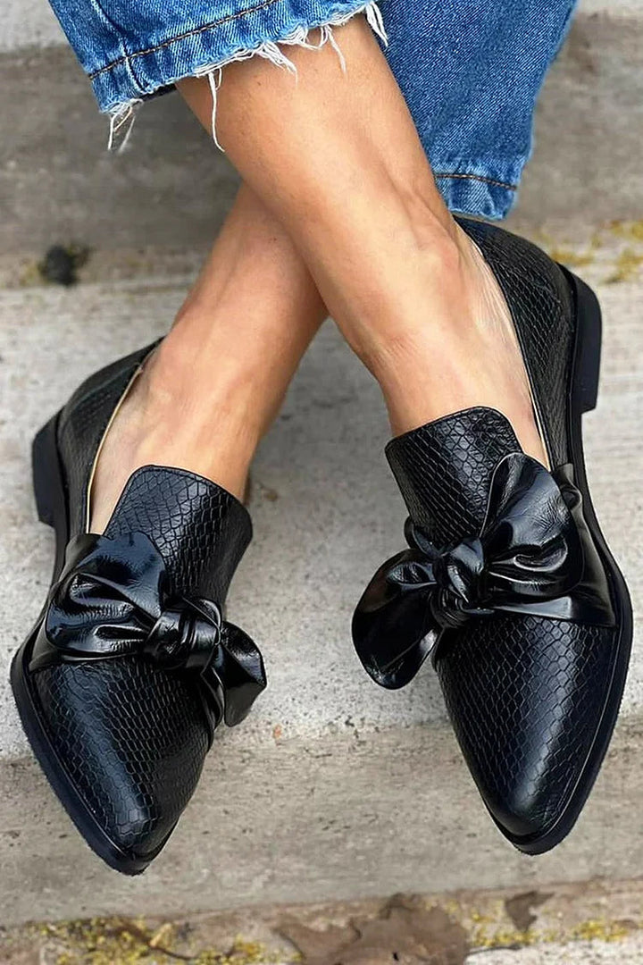 SCHWARZE LOAFERS MIT GLÄNZENDEM BOW