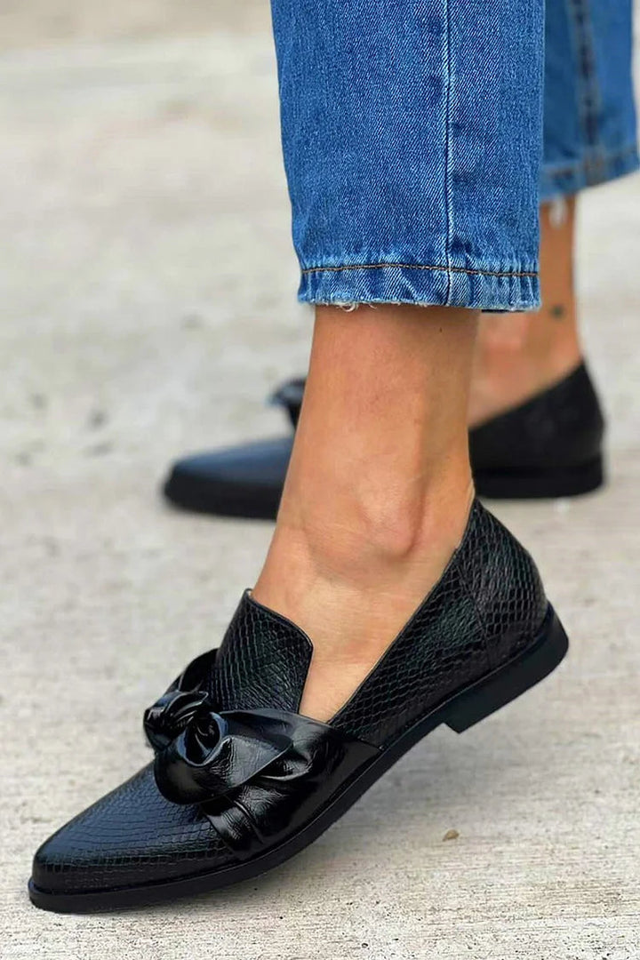 SCHWARZE LOAFERS MIT GLÄNZENDEM BOW