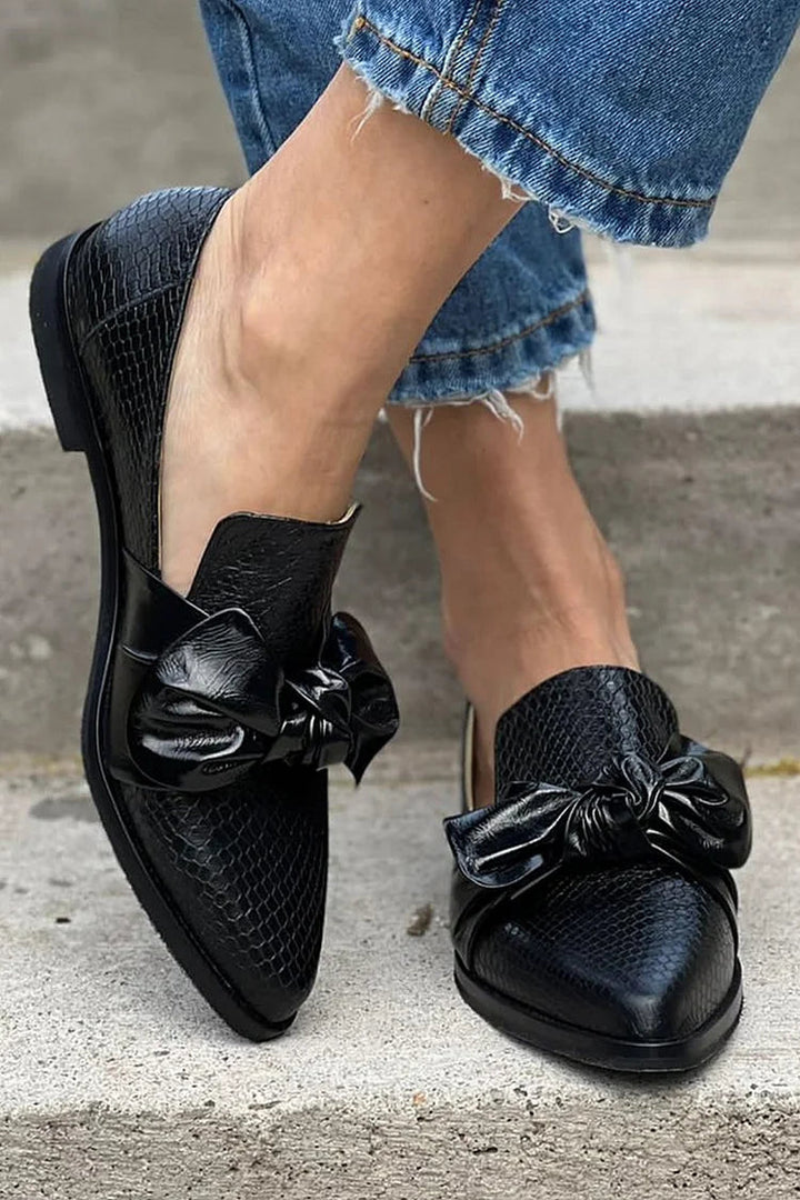 SCHWARZE LOAFERS MIT GLÄNZENDEM BOW