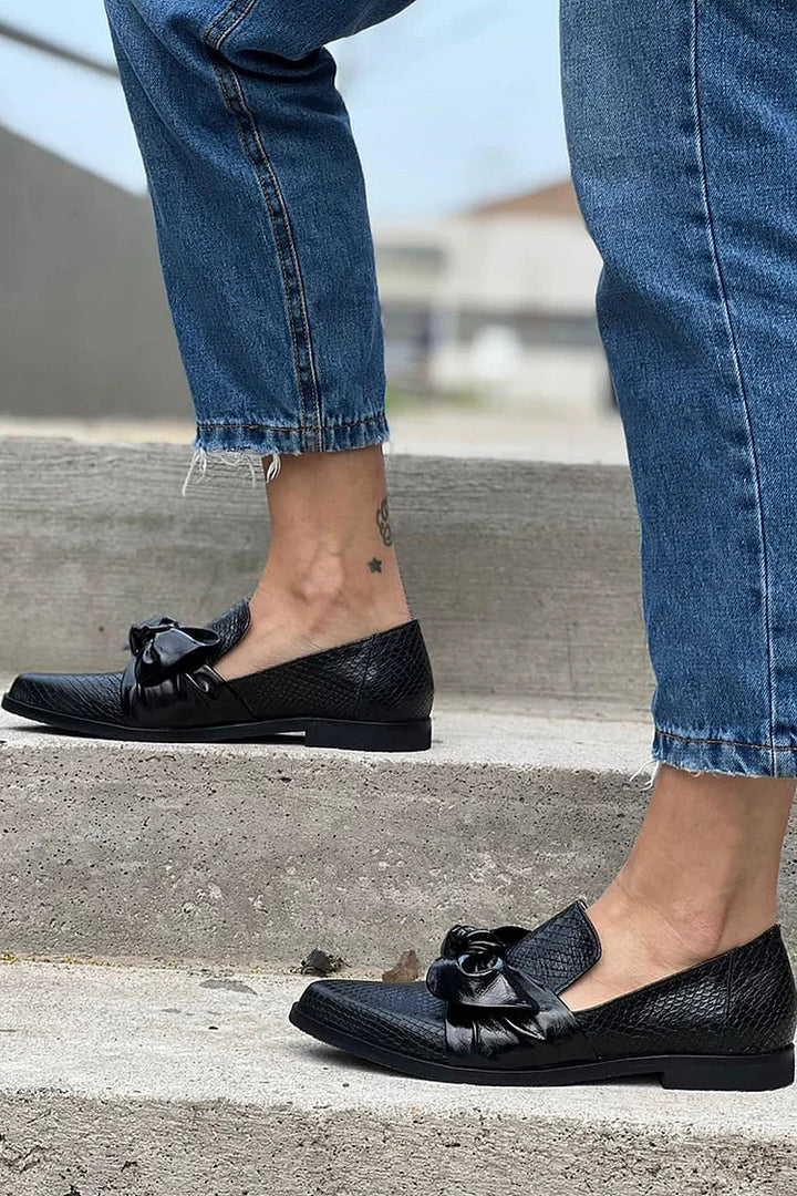 SCHWARZE LOAFERS MIT GLÄNZENDEM BOW
