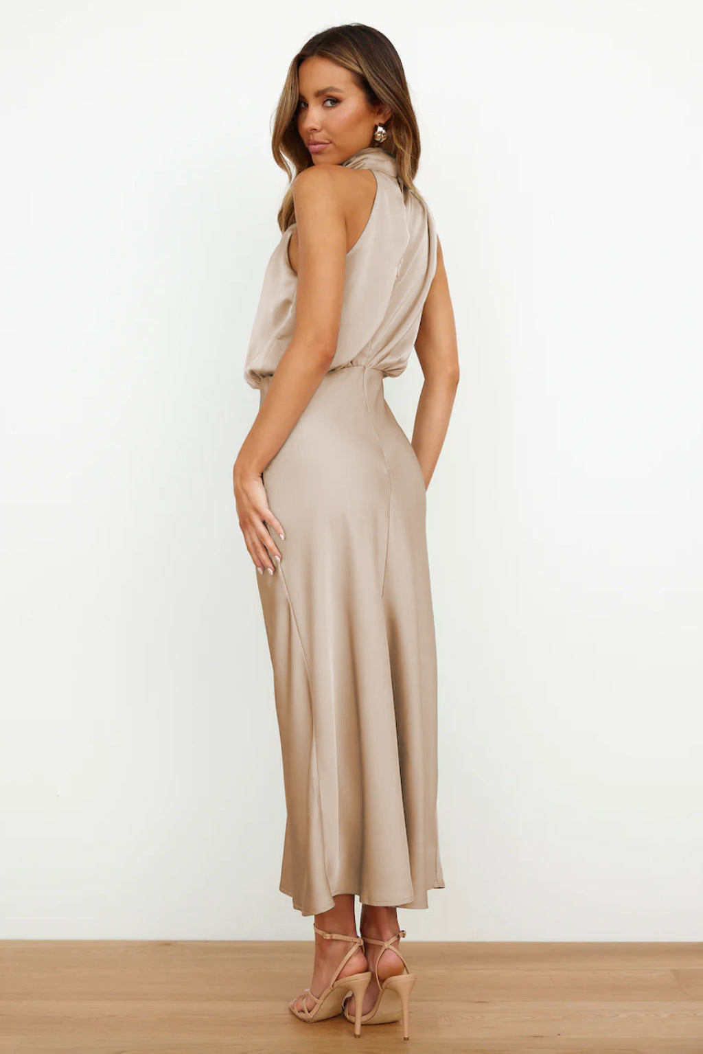 Carlina | Langes Satin-Kleid mit Halterneck