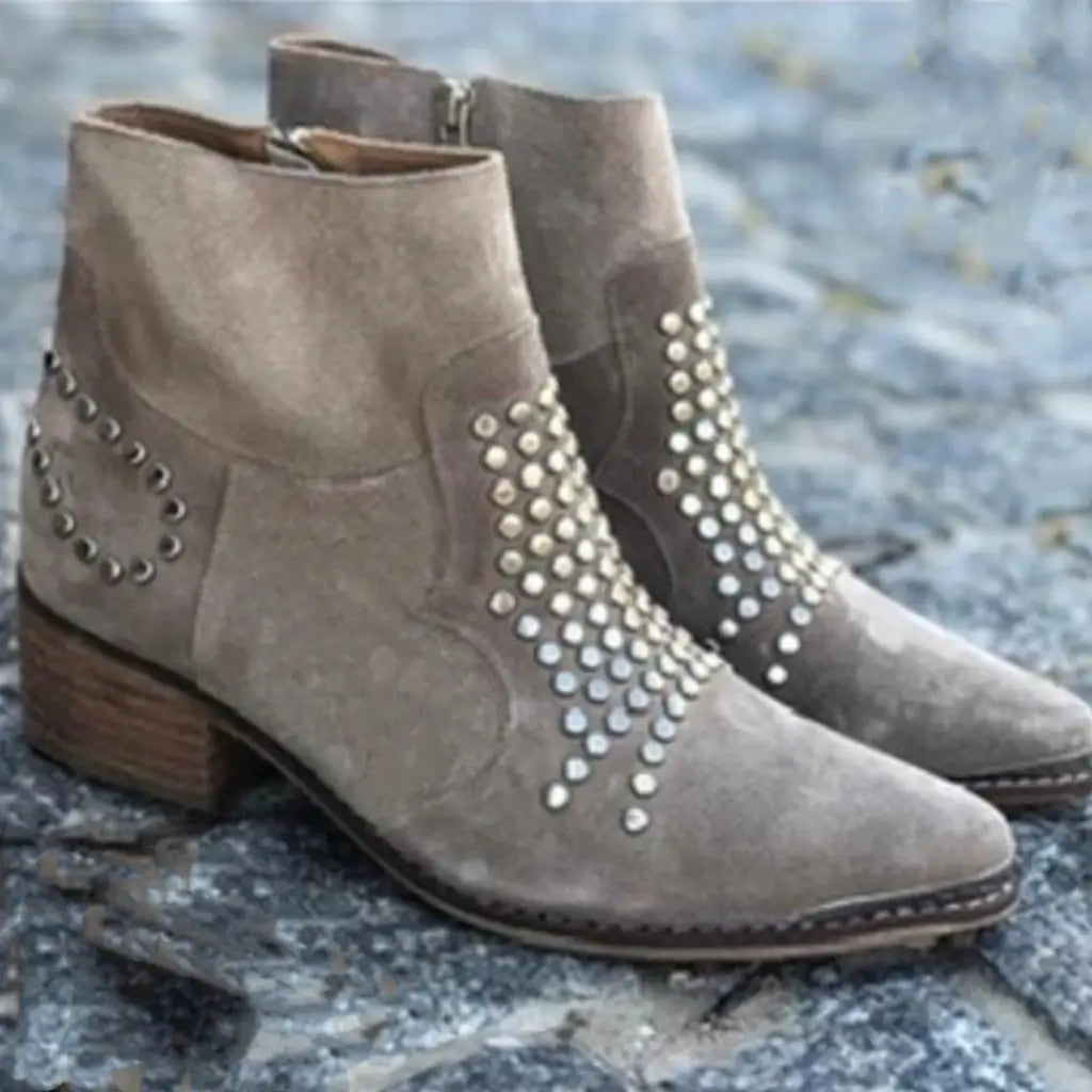 ANKLE BOOTS MIT Nieten