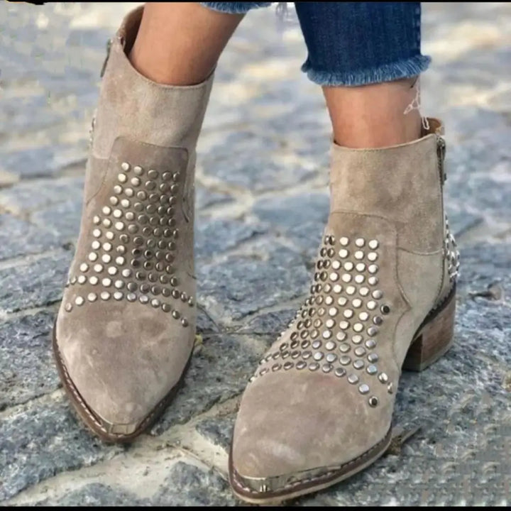 ANKLE BOOTS MIT Nieten