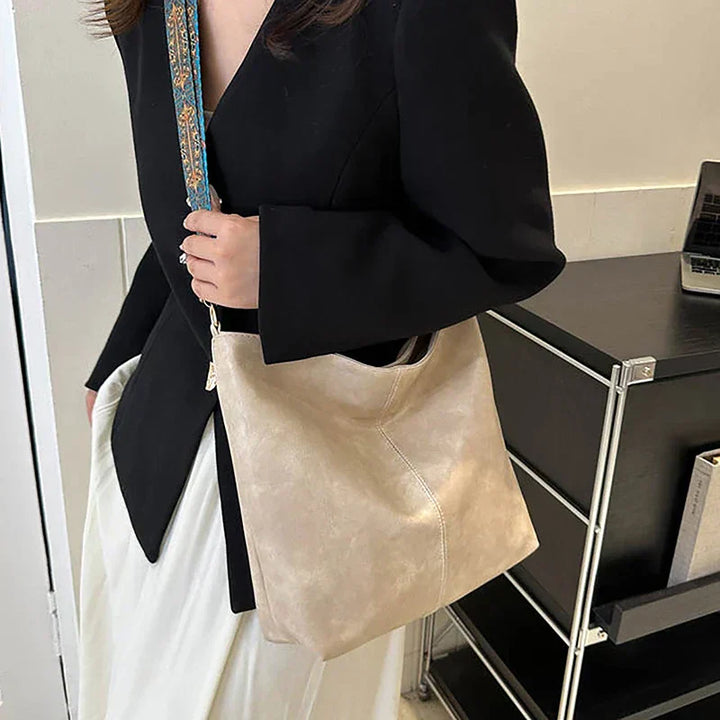 Embjørg | Klassische Schultertasche mit verstellbarem gemustertem Tragegurt