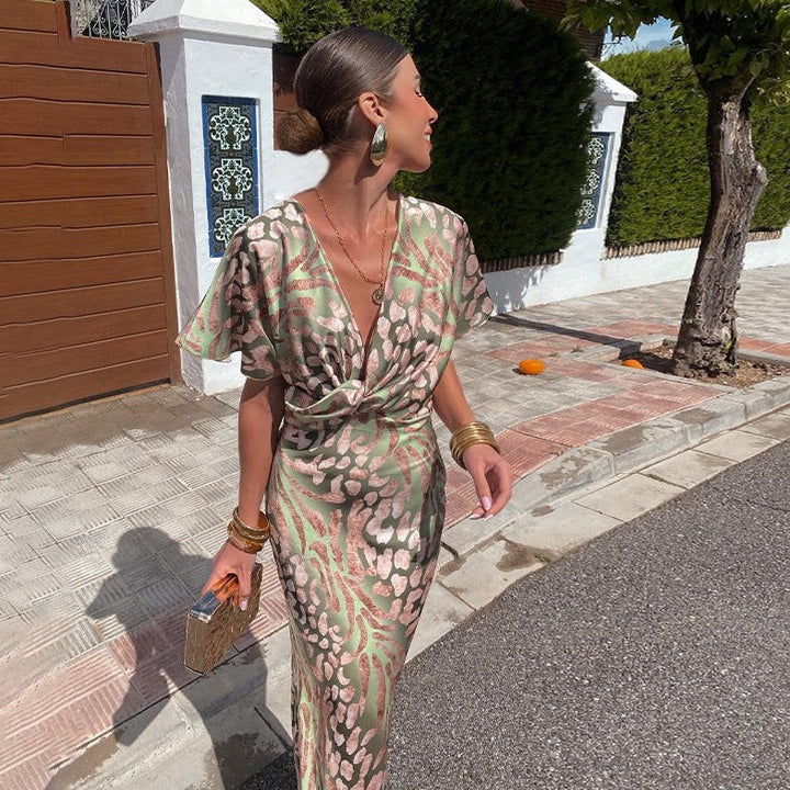 Kelsey – Langes Kleid mit V-Ausschnitt und verdrehtem Detail
