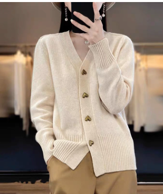 Adele™ - Eleganter Herzknopf-Cardigan